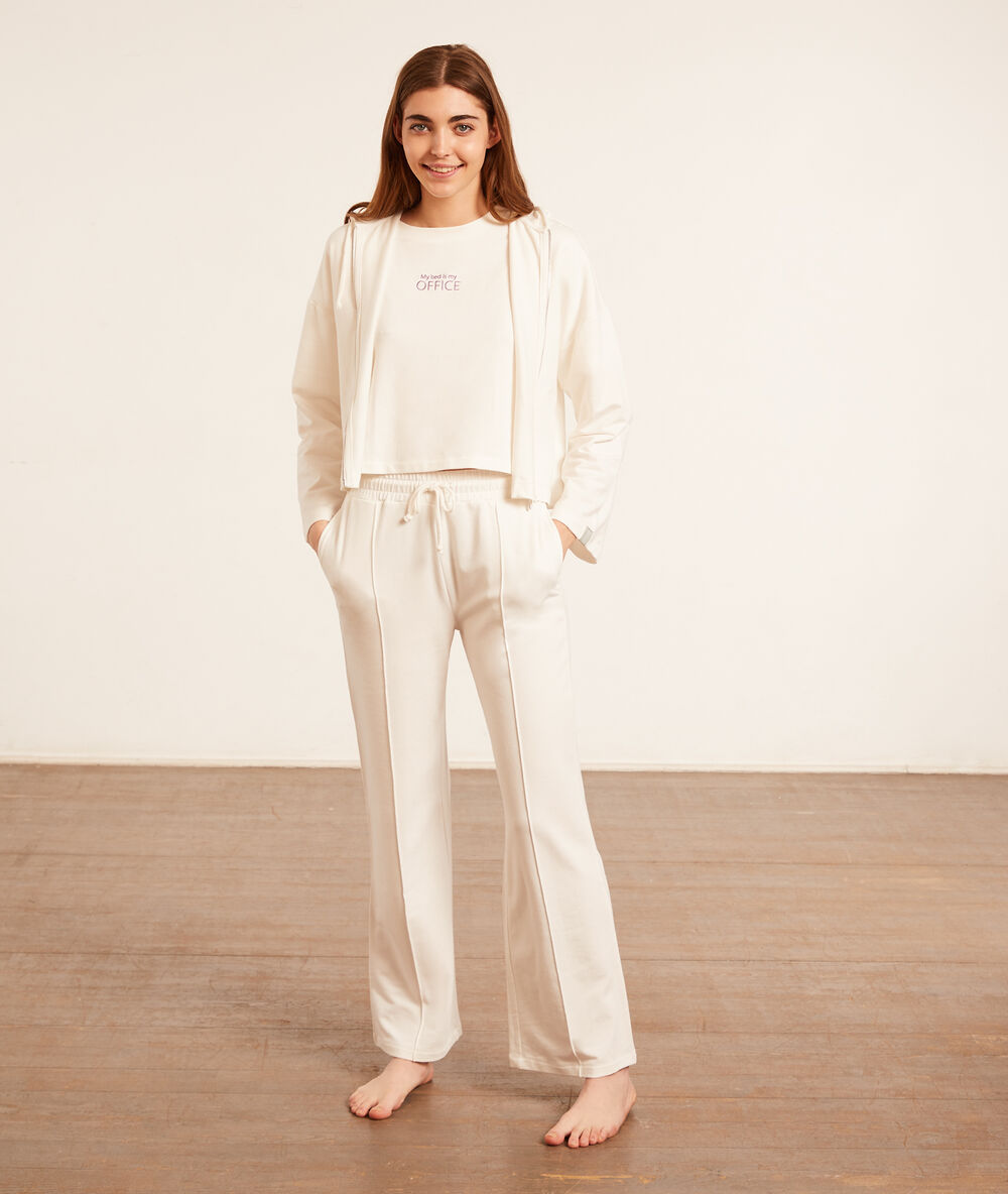 Pantalon de pyjama blanc.