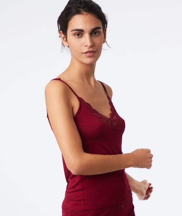 Top à empiècements dentelle bordeaux grenat.