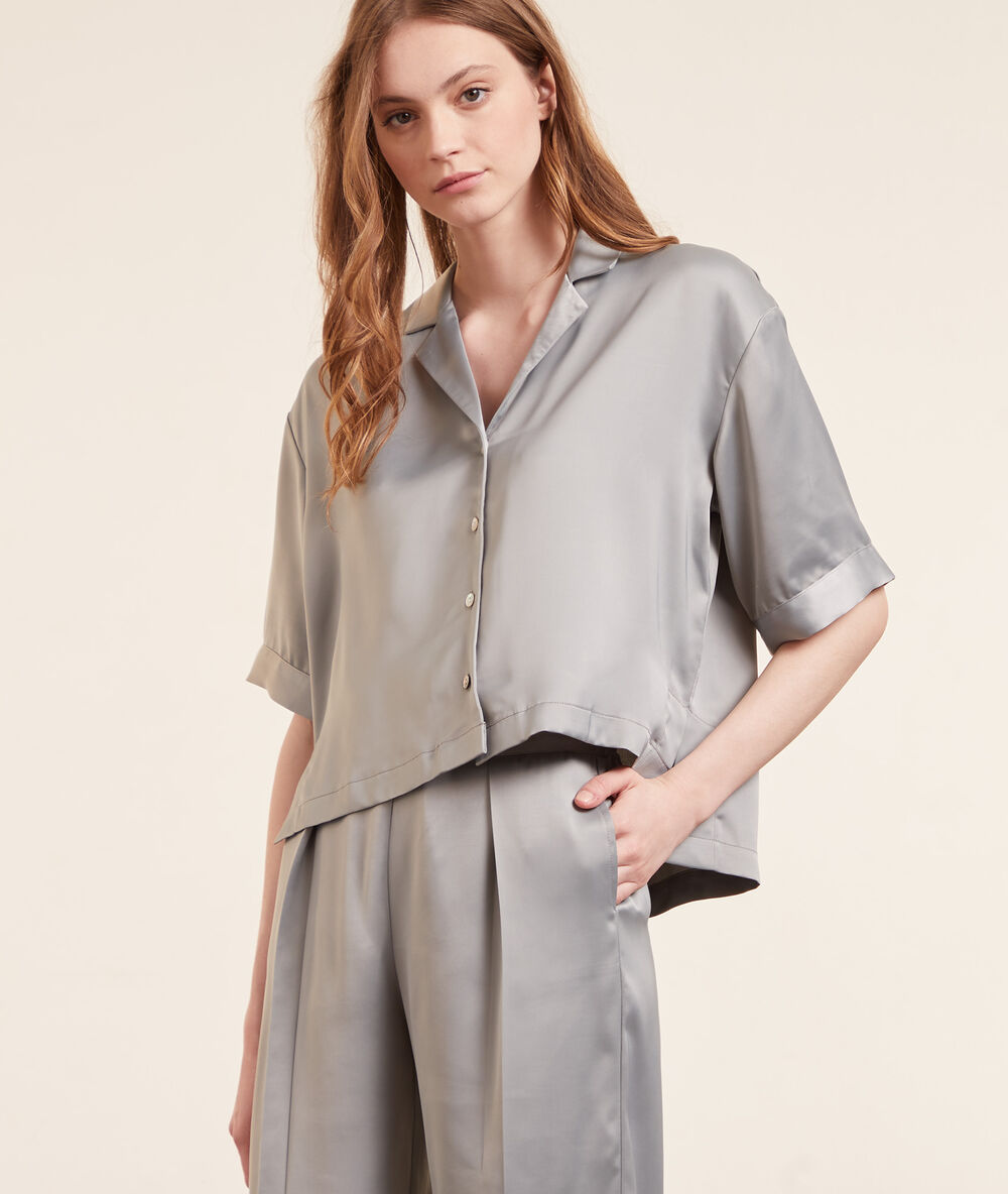 Chemise satinée manches courtes gris clair.