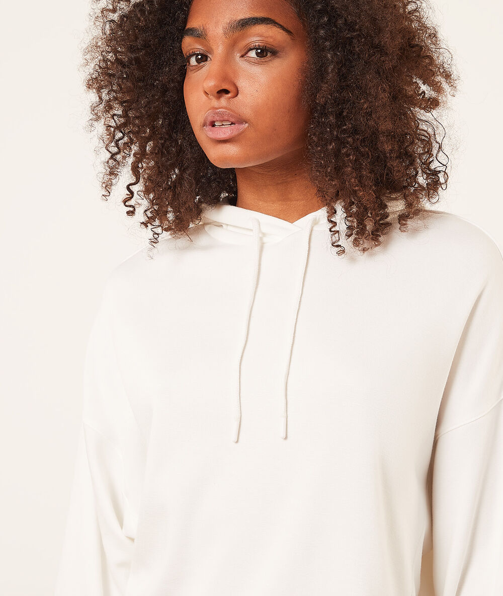 Sweat à capuche ecru.