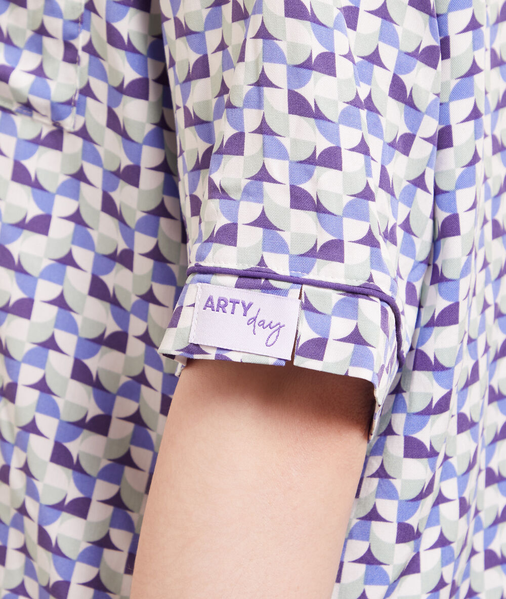 Chemise de pyjama imprimée lilas.