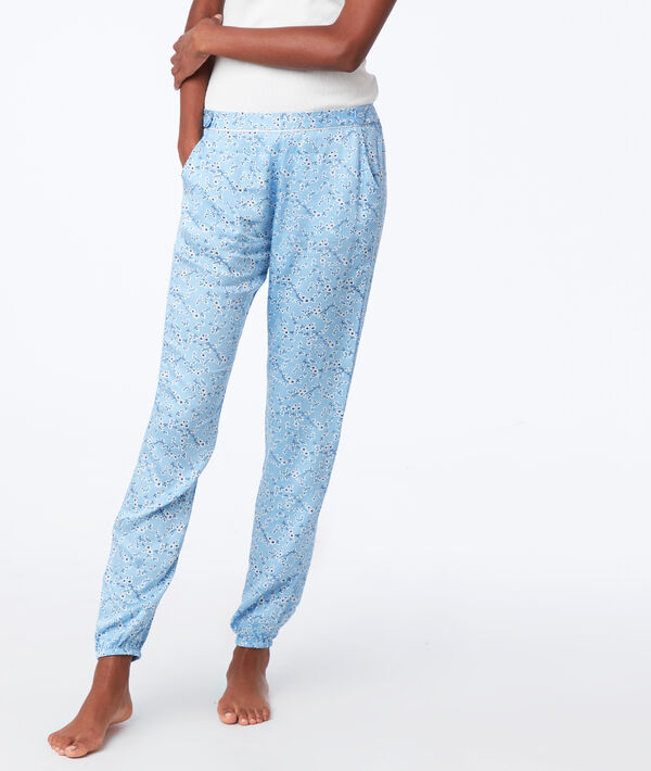 Pantalon à petites fleurs bleu ciel.