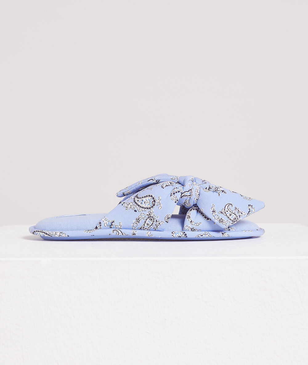 Chaussons mules ouvertes à noeud imprimés bleu.