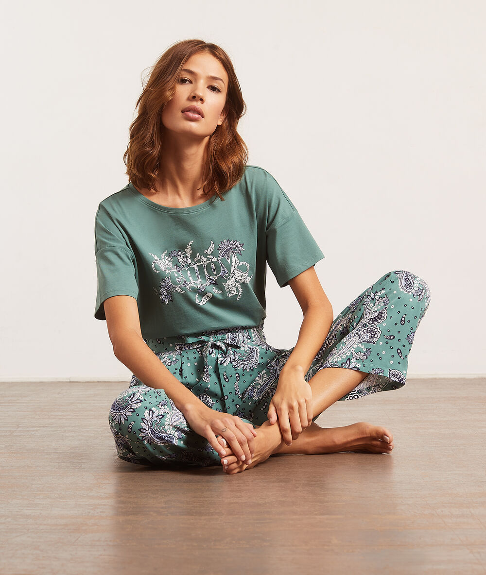 Pantalon de pyjama imprimé bandana vert.