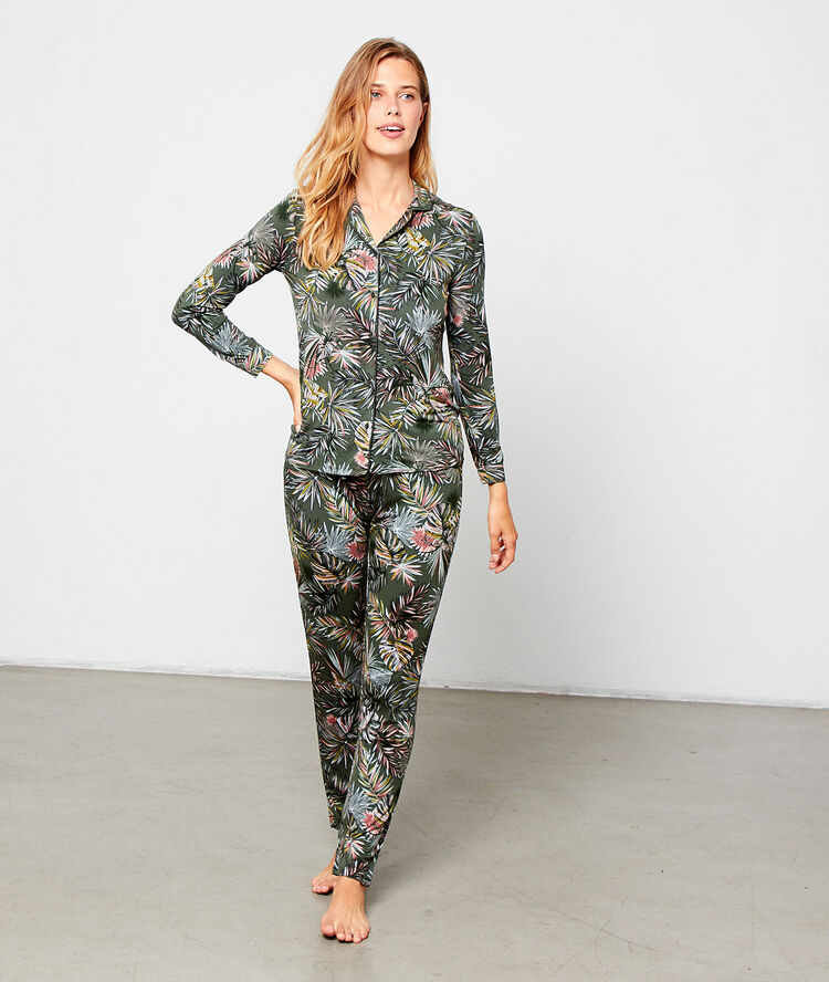 Chemise de pyjama imprimé feuillage kaki.