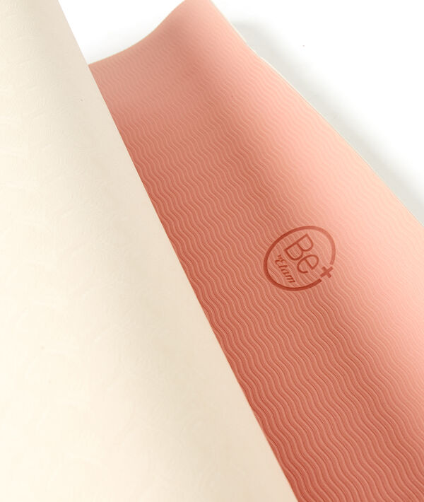 Tapis de yoga rose.