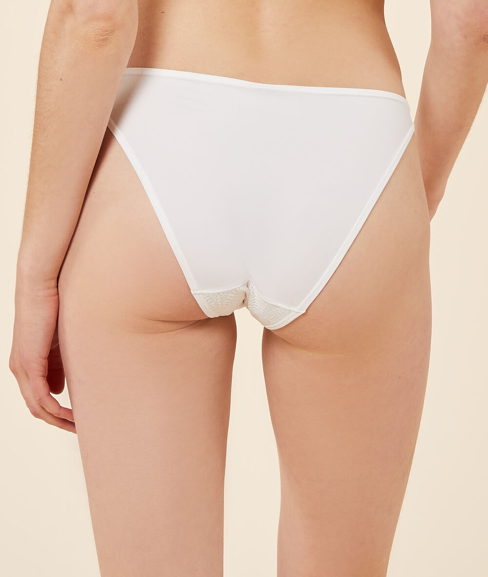 Culotte bikini en dentelle ecru.