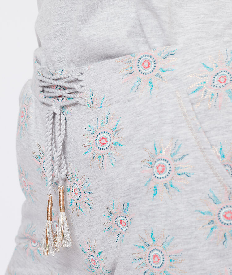 Short imprimé gris.