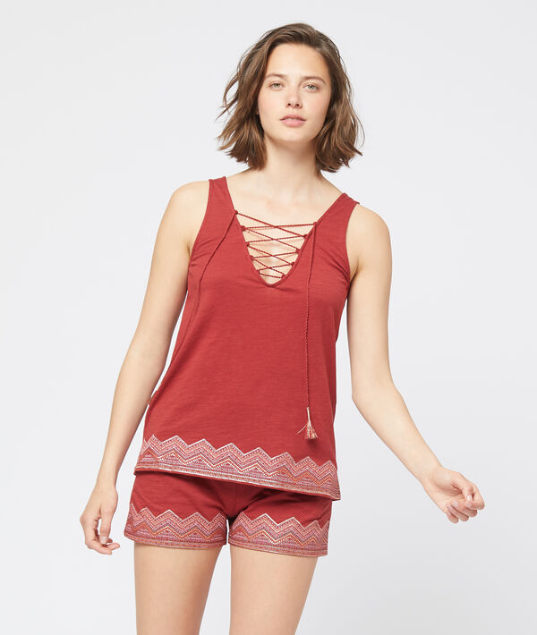 Short à imprimé graphique rouge.