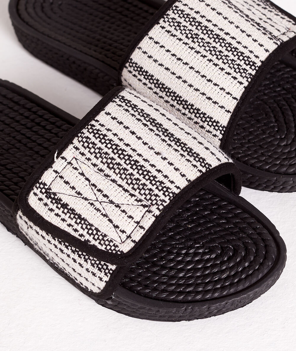 Chaussons mules ouvertes à scratch noir.