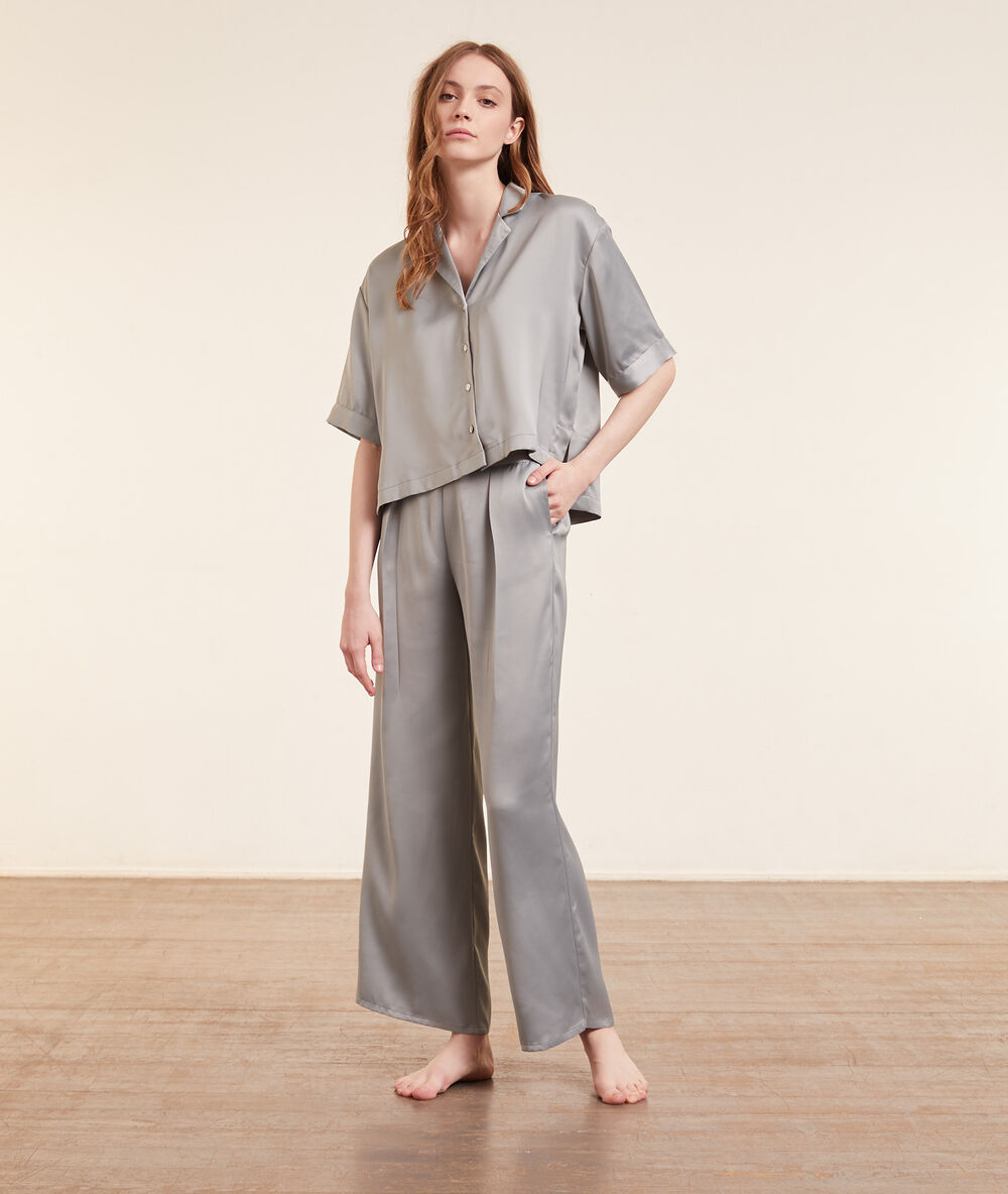 Pantalon de pyjama satiné gris clair.