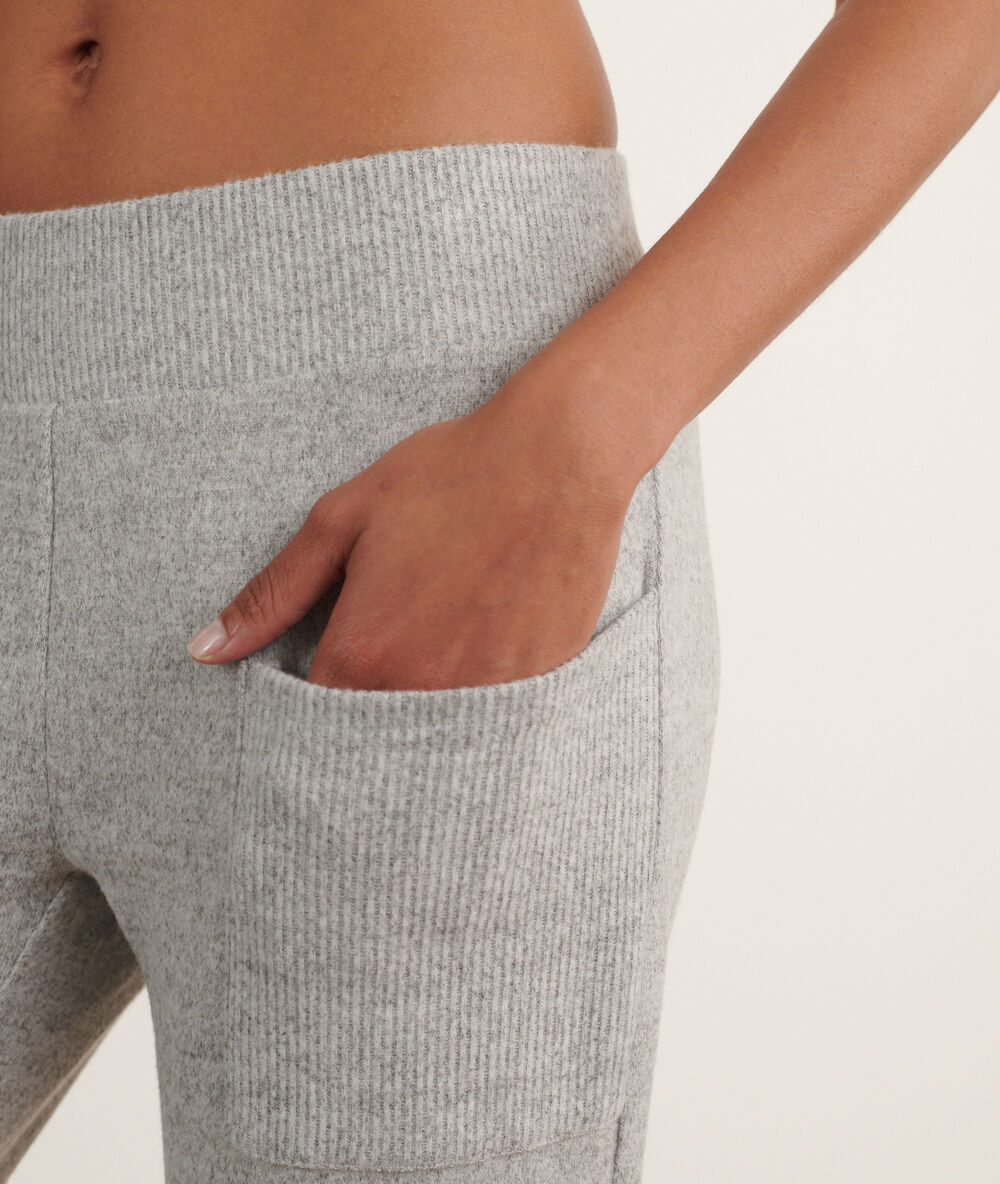 Pantalon avec poches gris.