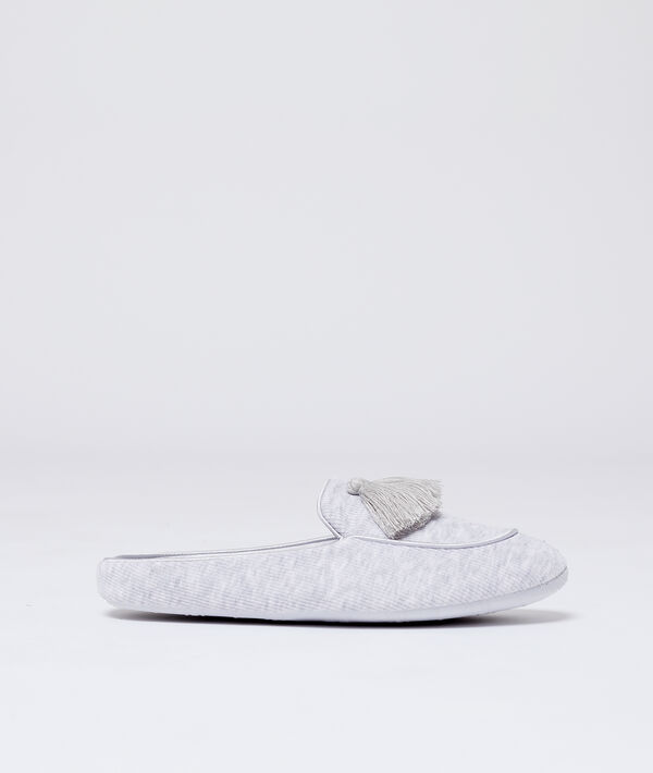 Chaussons à pompons gris.