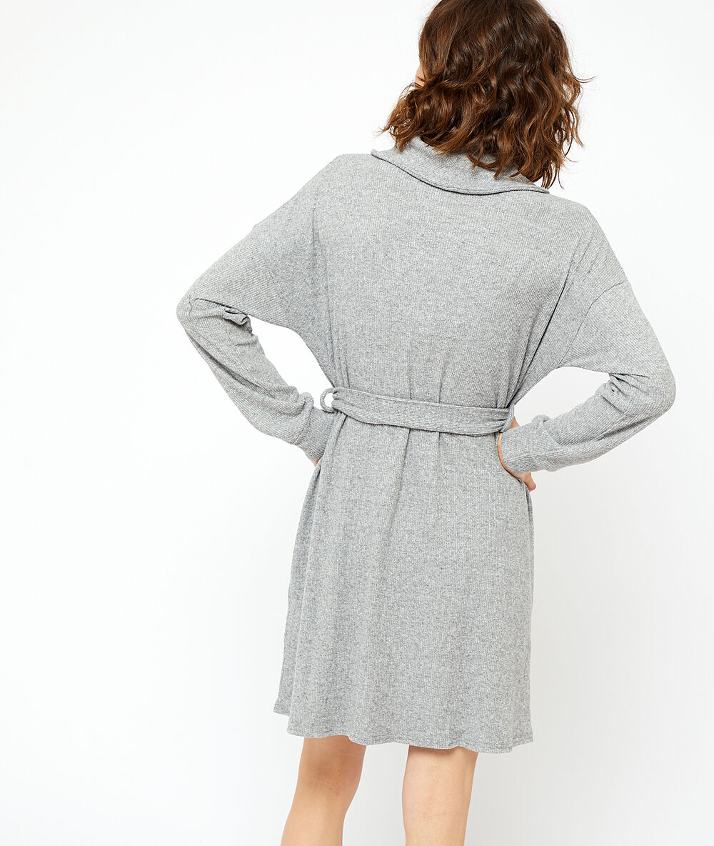 Déshabillé loungewear gris.