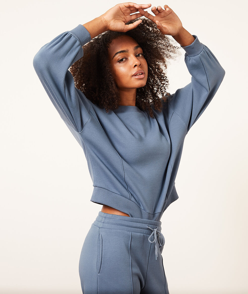 Sweat manches longues bleu.