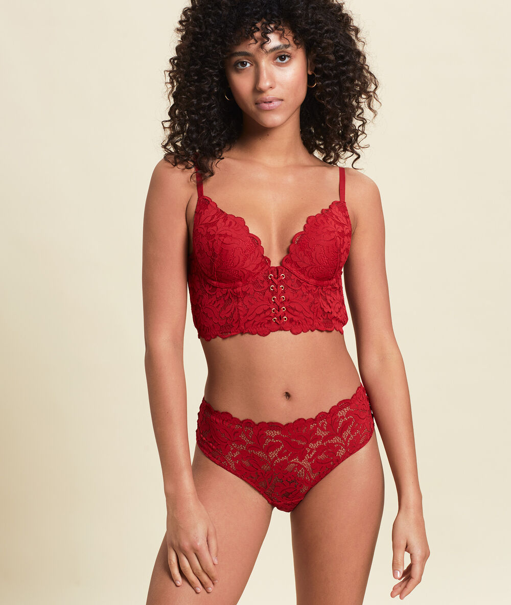 Shorty en dentelle rouge.