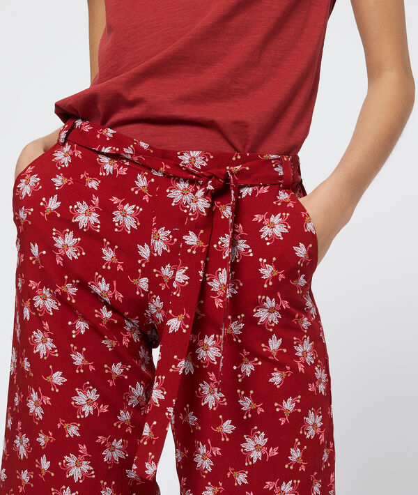 Pantalon capri imprimé bas évasé bordeaux.
