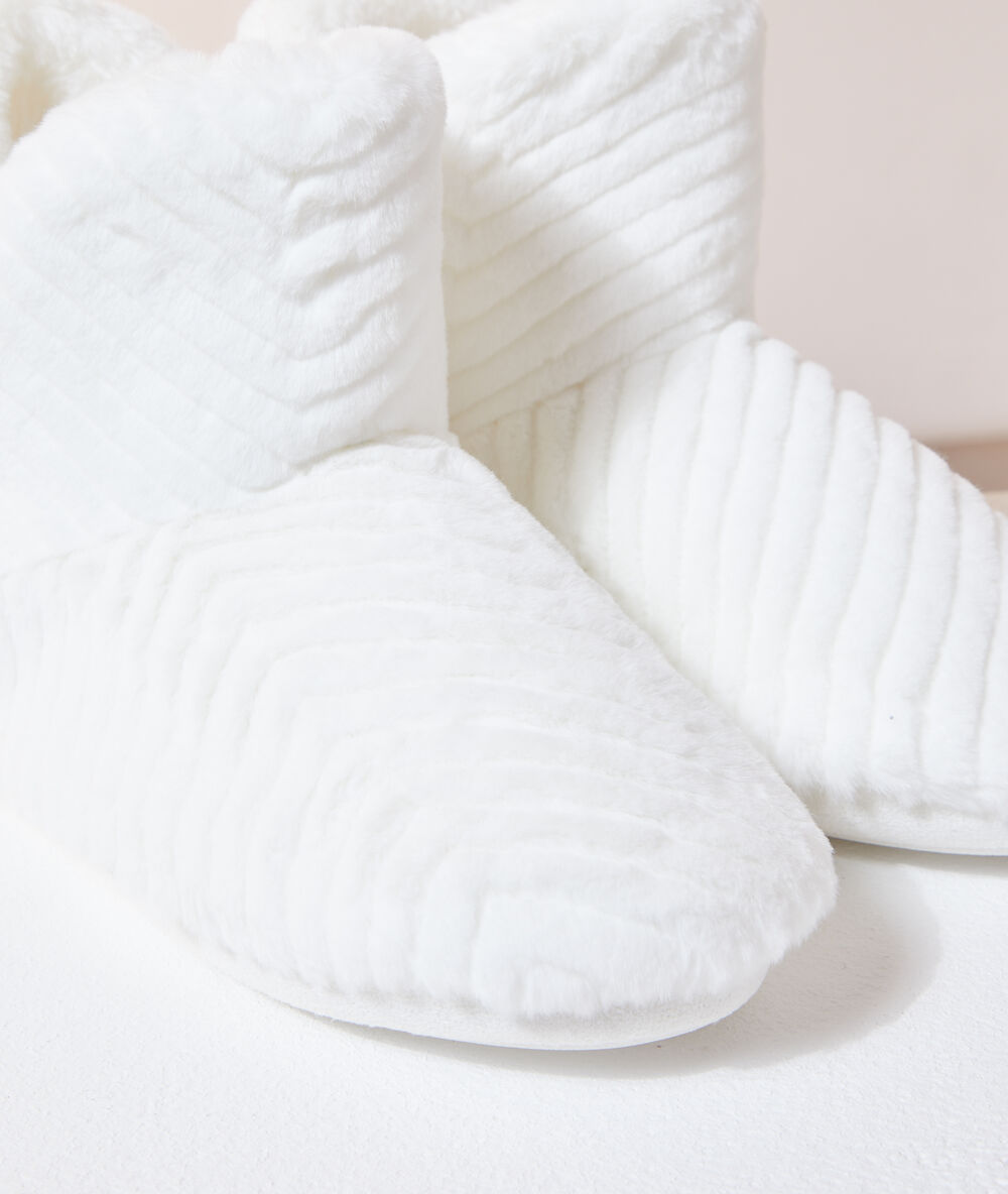 Chaussons bottines ecru.