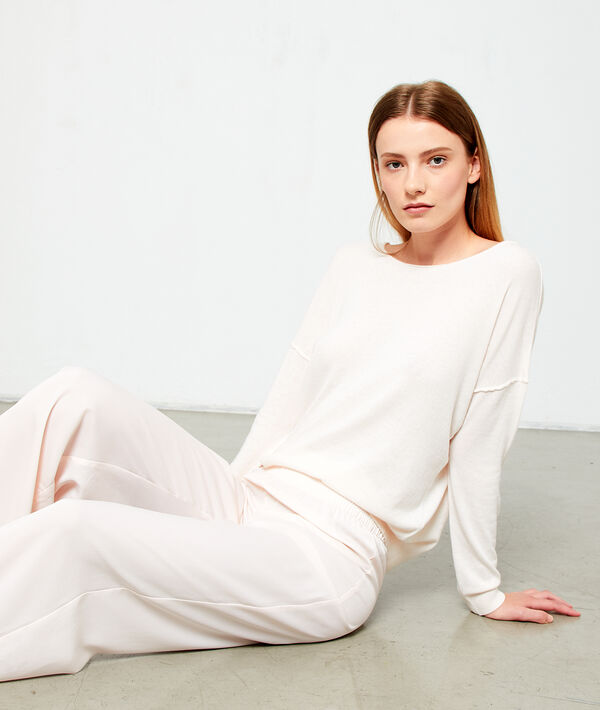 Pull maille fine dos décolleté rose poudre.