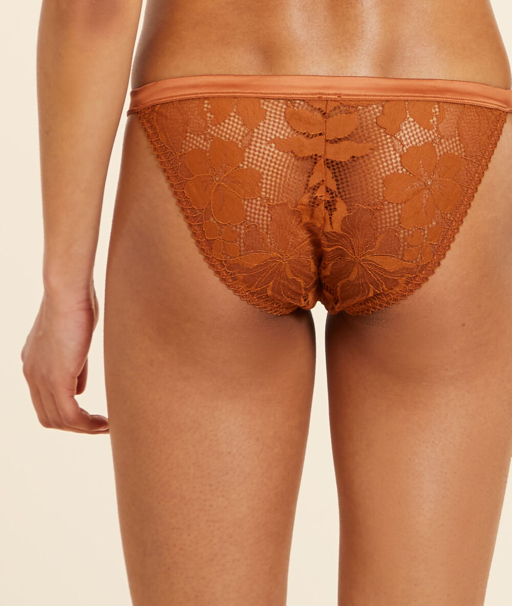 Culotte bikini en dentelle cuivre.
