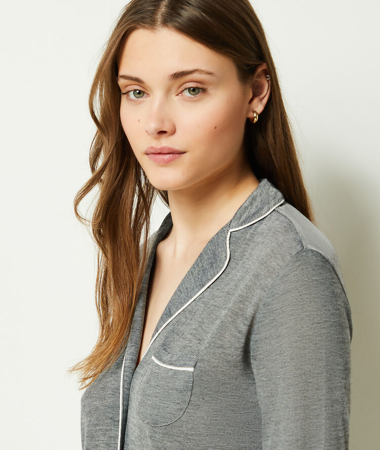 Chemise de pyjama unie gris.