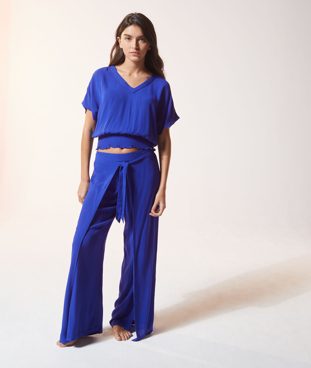 Pantalon détail noeud bleu.