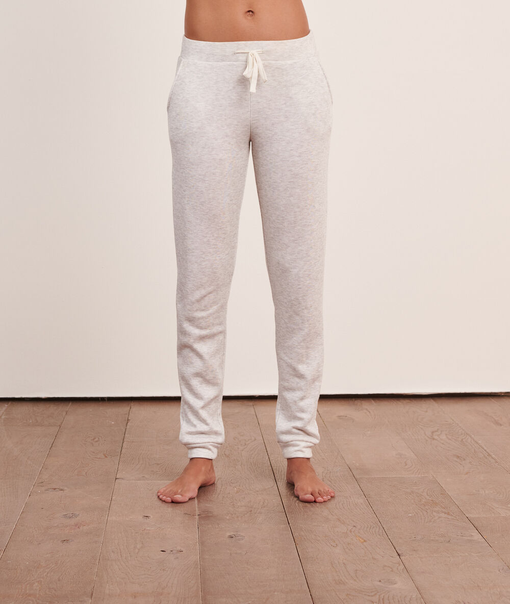 Pantalon de pyjama gris.