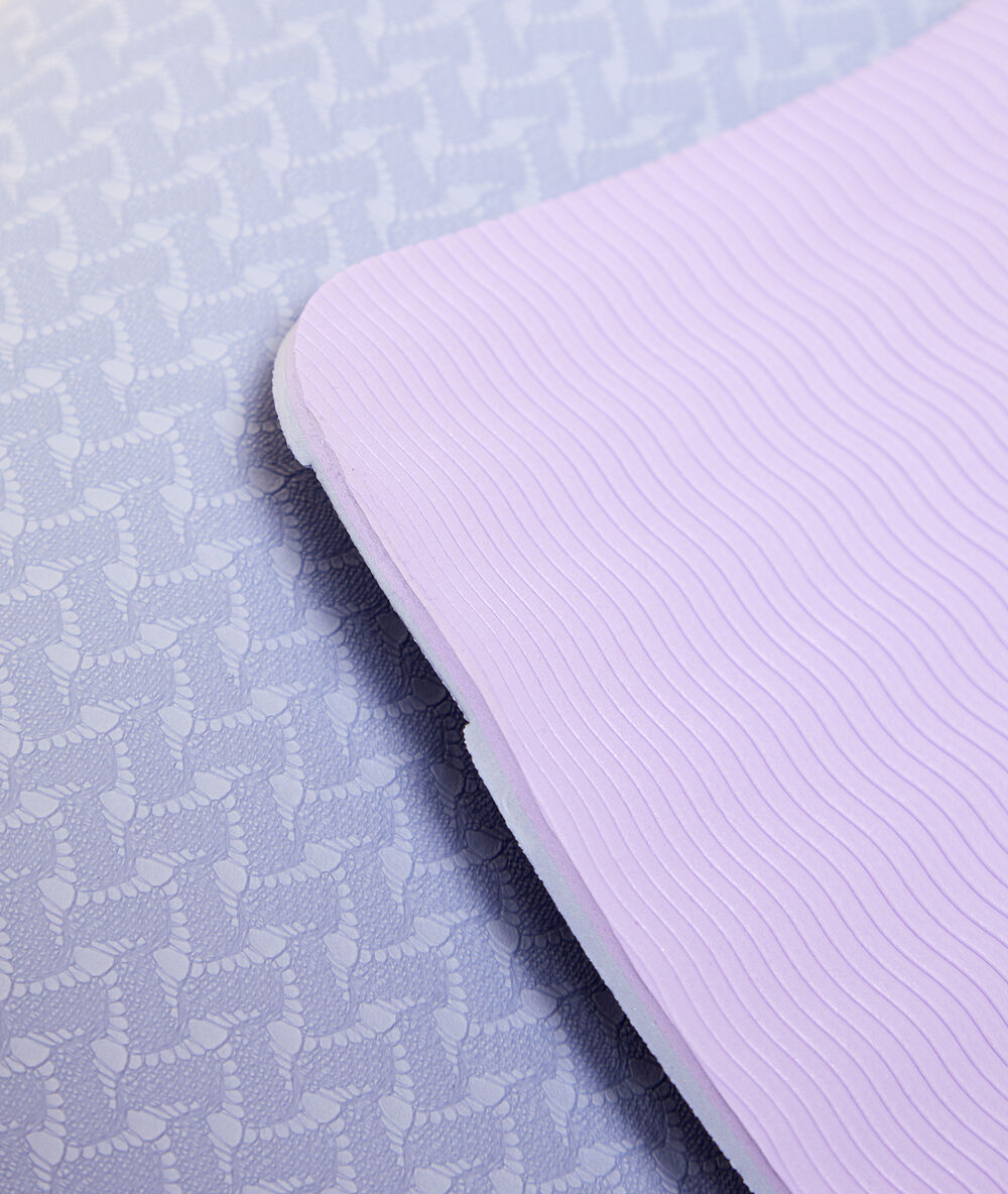 Tapis de yoga lilas.