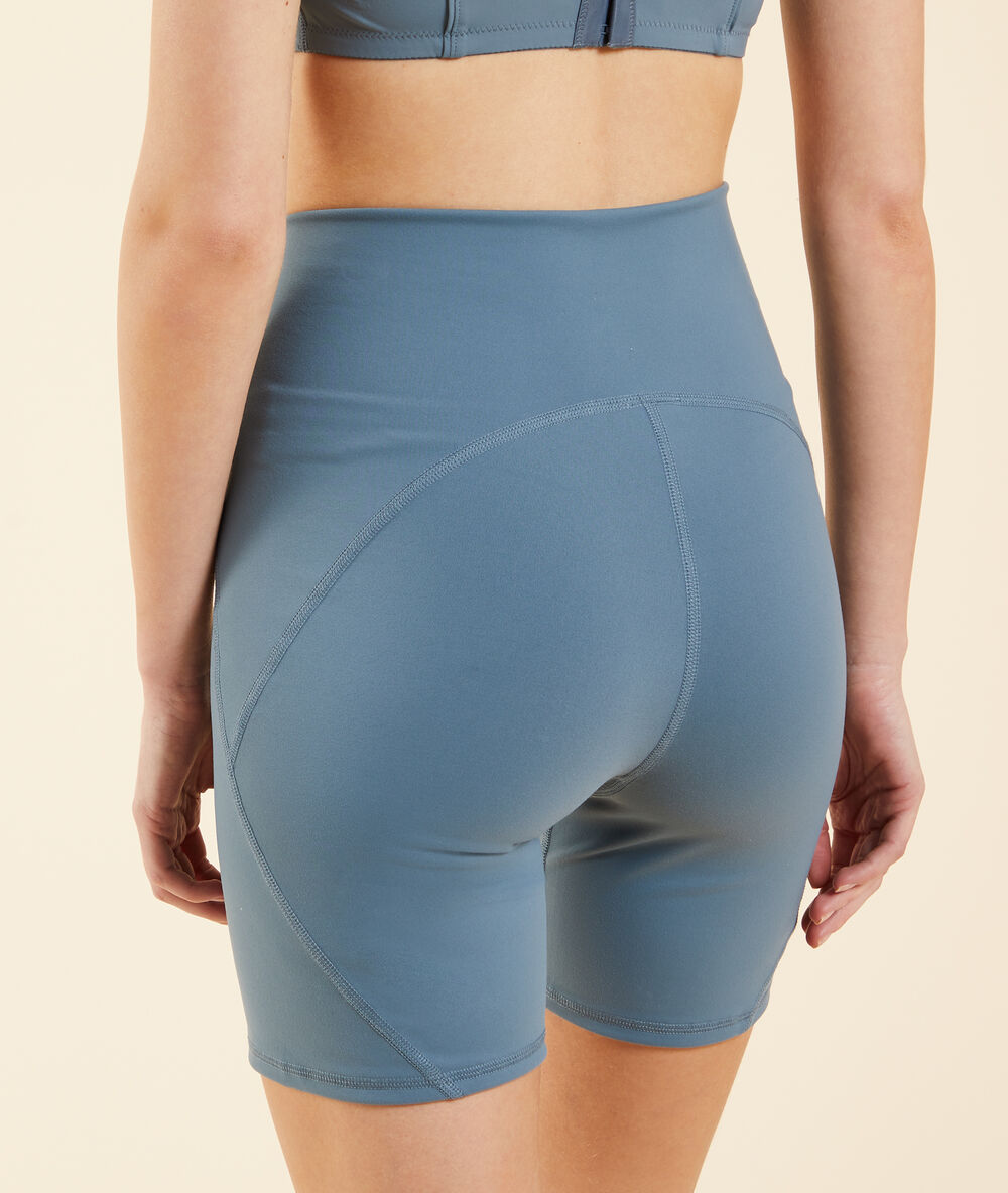 Cycliste de sport gris.