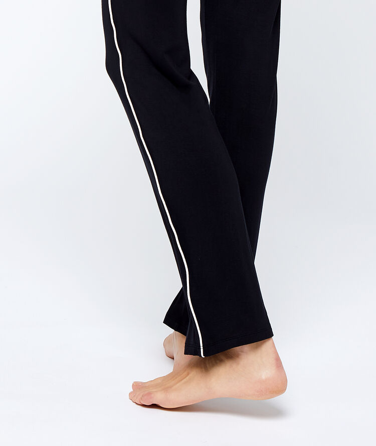 Pantalon de pyjama noir.