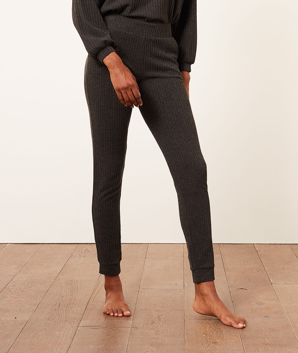 Pantalon jogger côtelé anthracite.