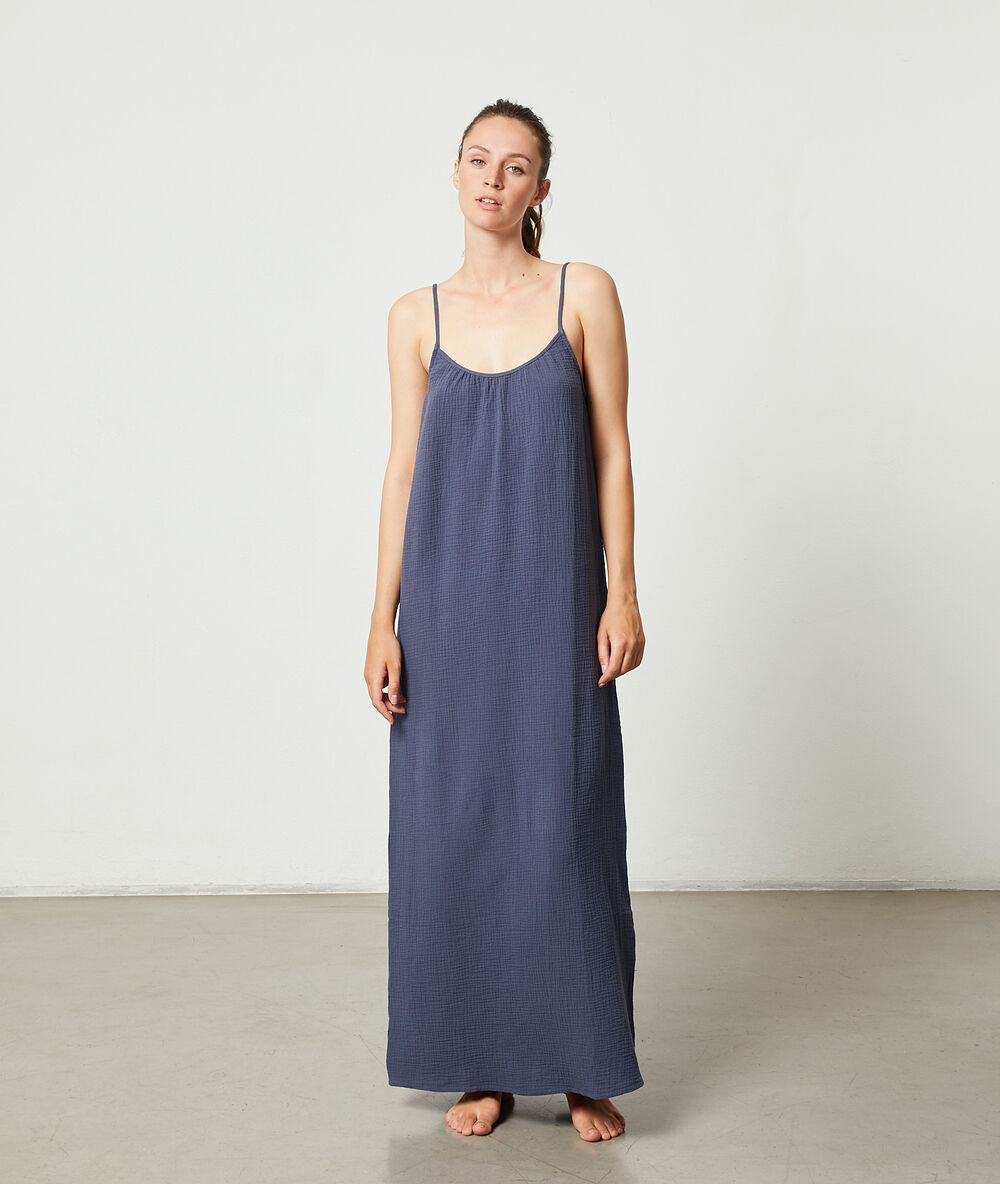 Robe longue, dos échancré bleu.