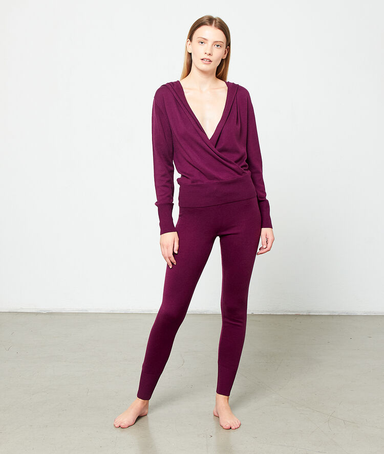 Pull cache-cœur à capuche violet.