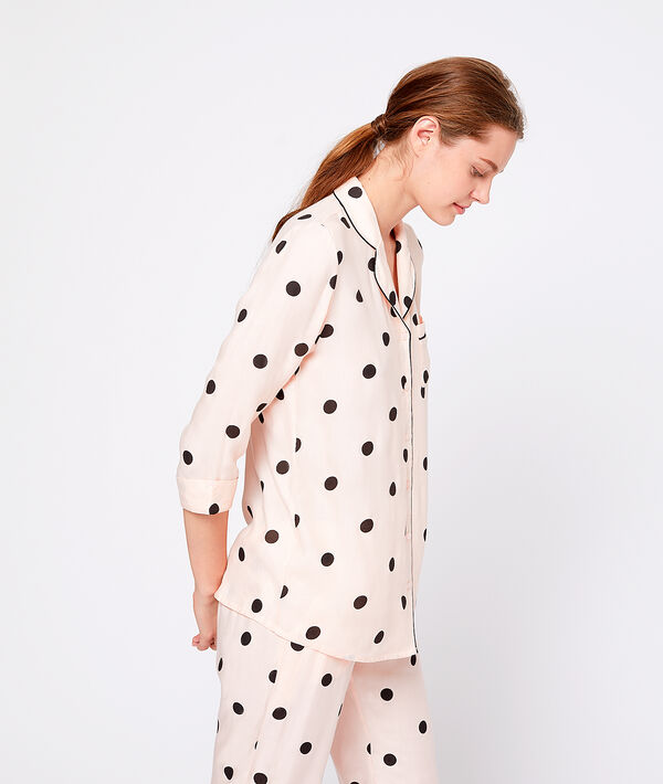 Chemise de pyjama à pois rose.