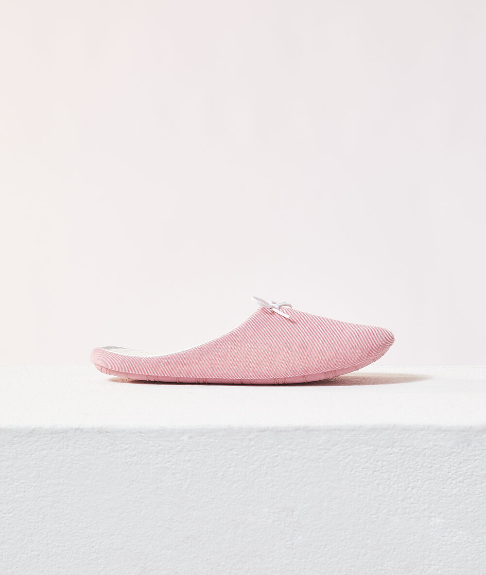 Chaussons mules rose.