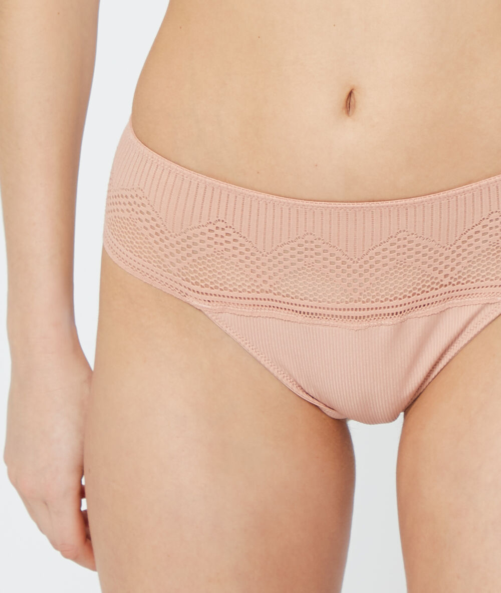 Tanga en microfibre et dentelle rose poudre.