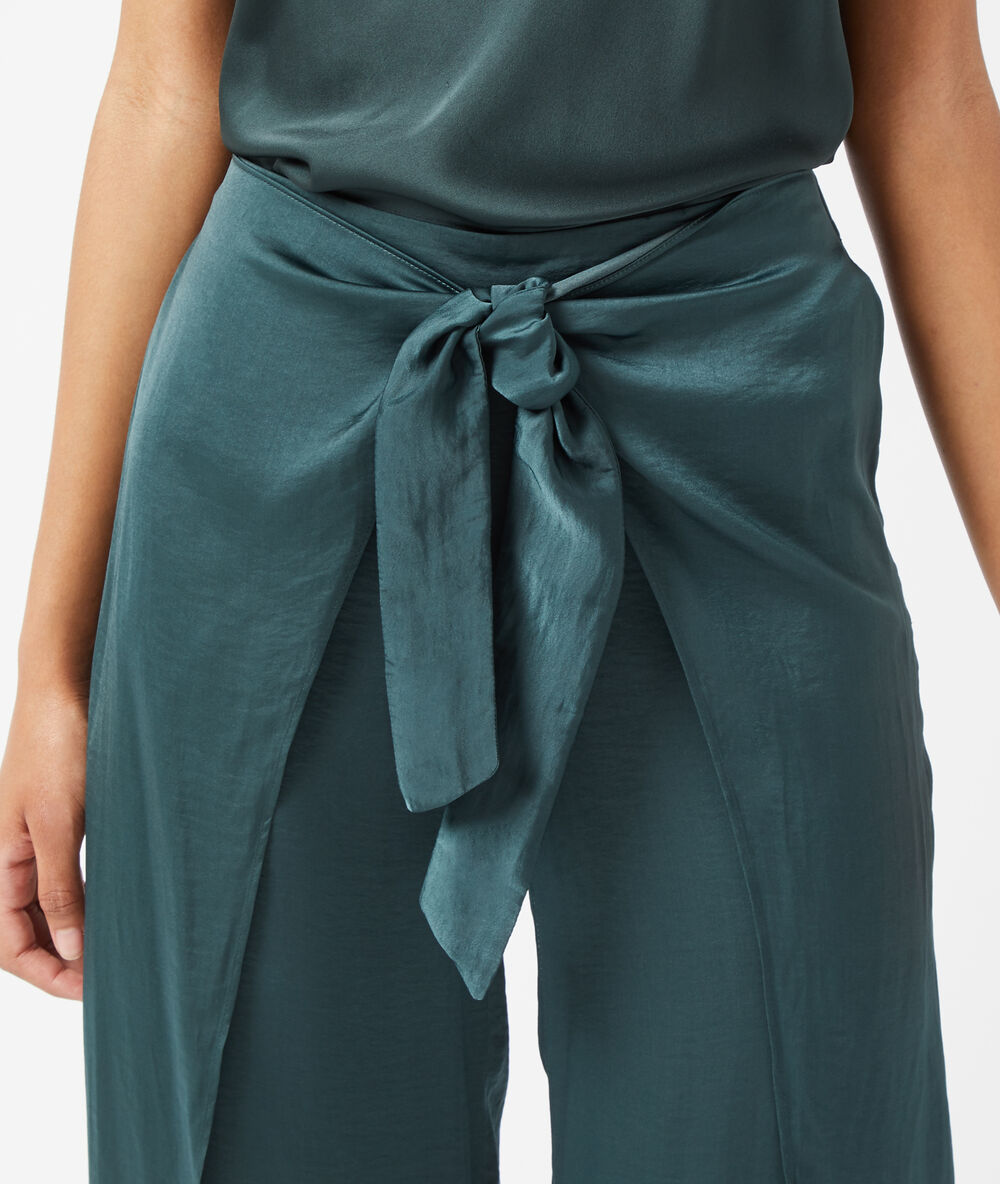 Pantalon fendu sur les côtés, noué devant vert.