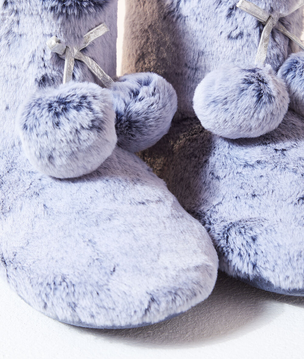 Chaussons bottines à pompons gris foncé.
