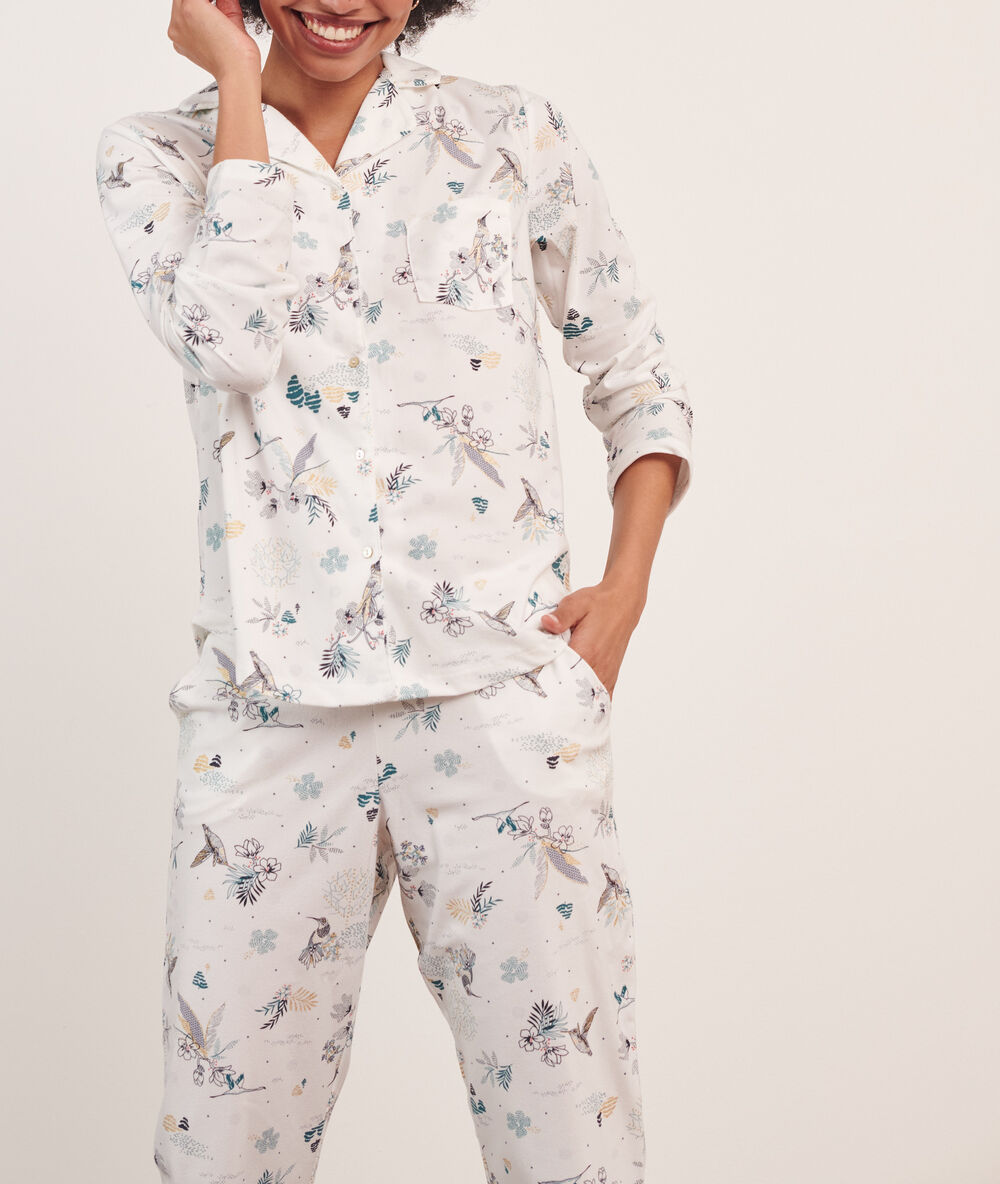 Chemise de pyjama imprimé fleuri ecru.