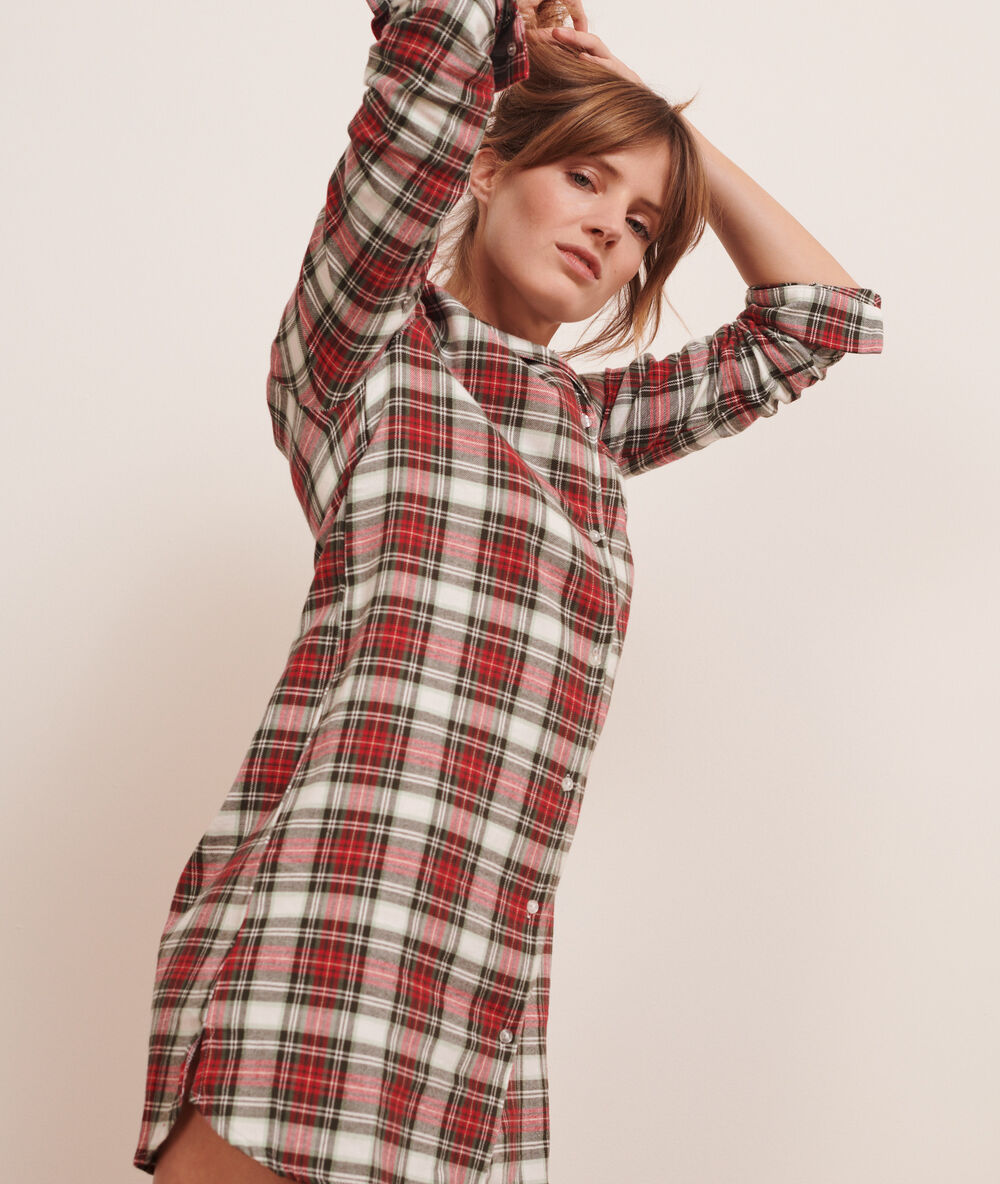 Chemise de nuit à carreaux rouge.