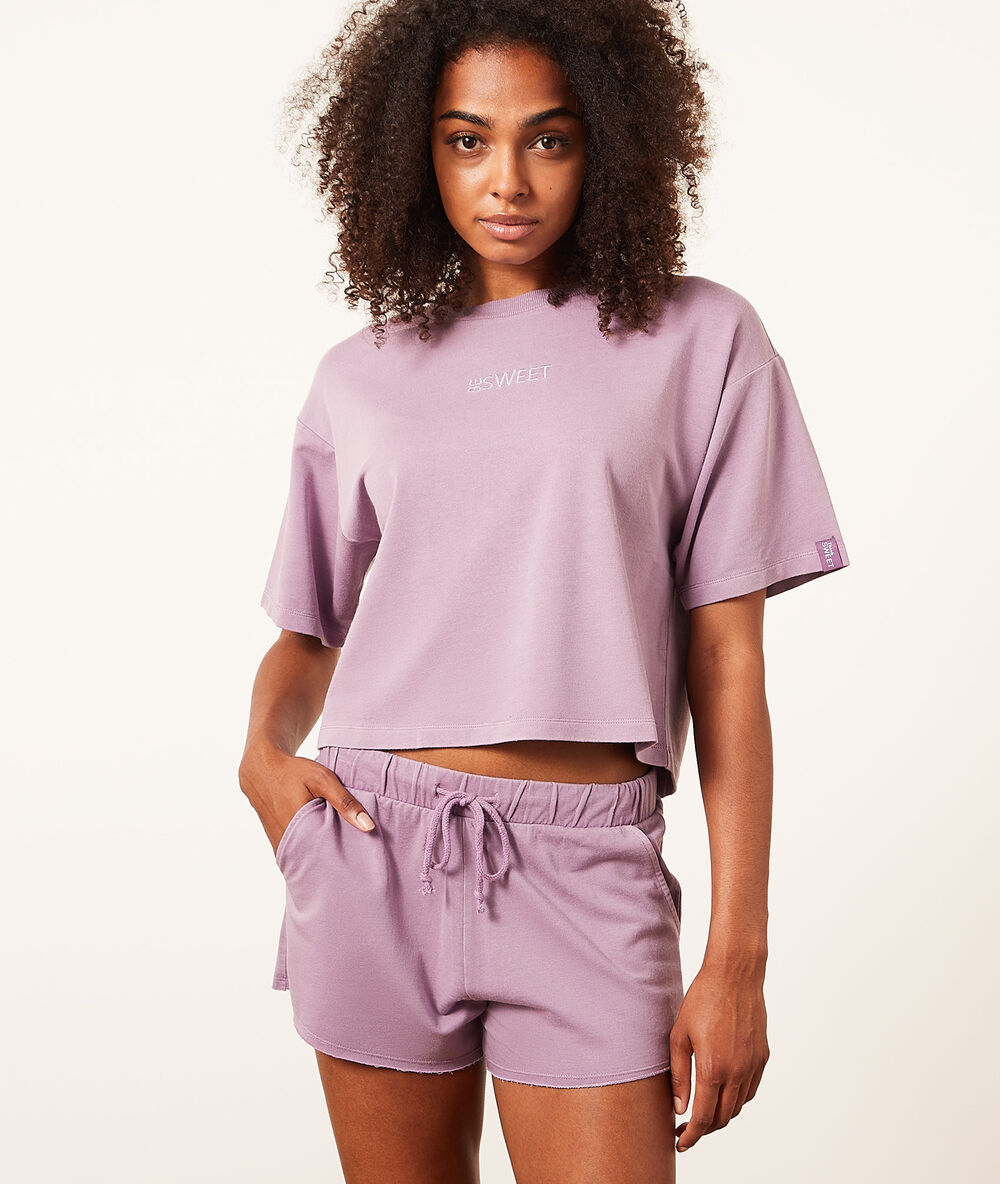 Short de pyjama mauve.