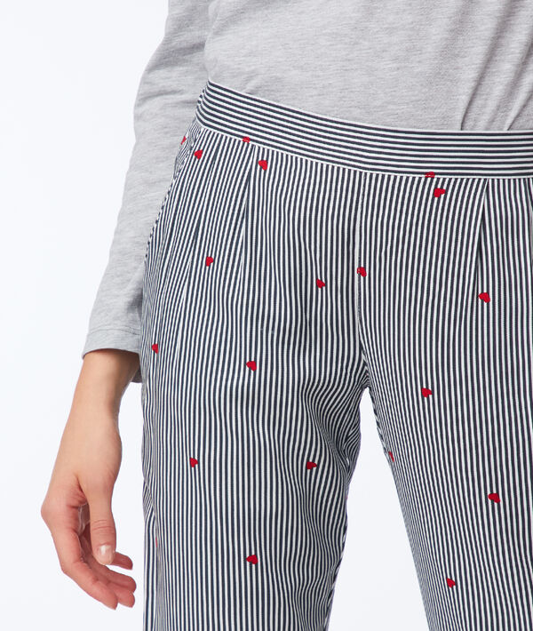 Pantalon à rayures et motifs cœur gris.