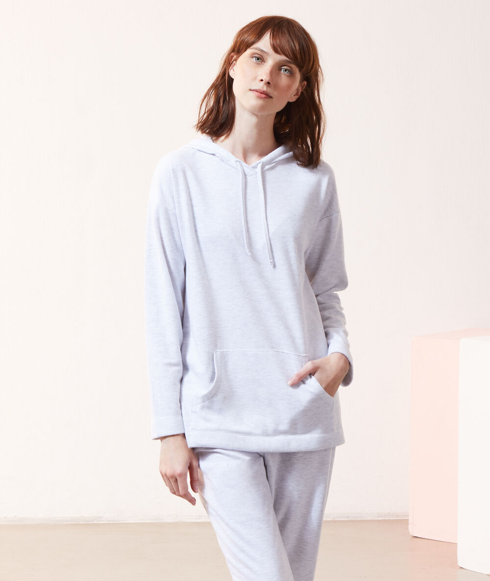 Sweat à capuche gris.