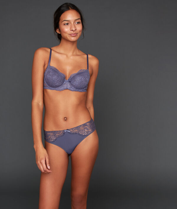 Soutien-gorge à coques fines en dentelle violet.