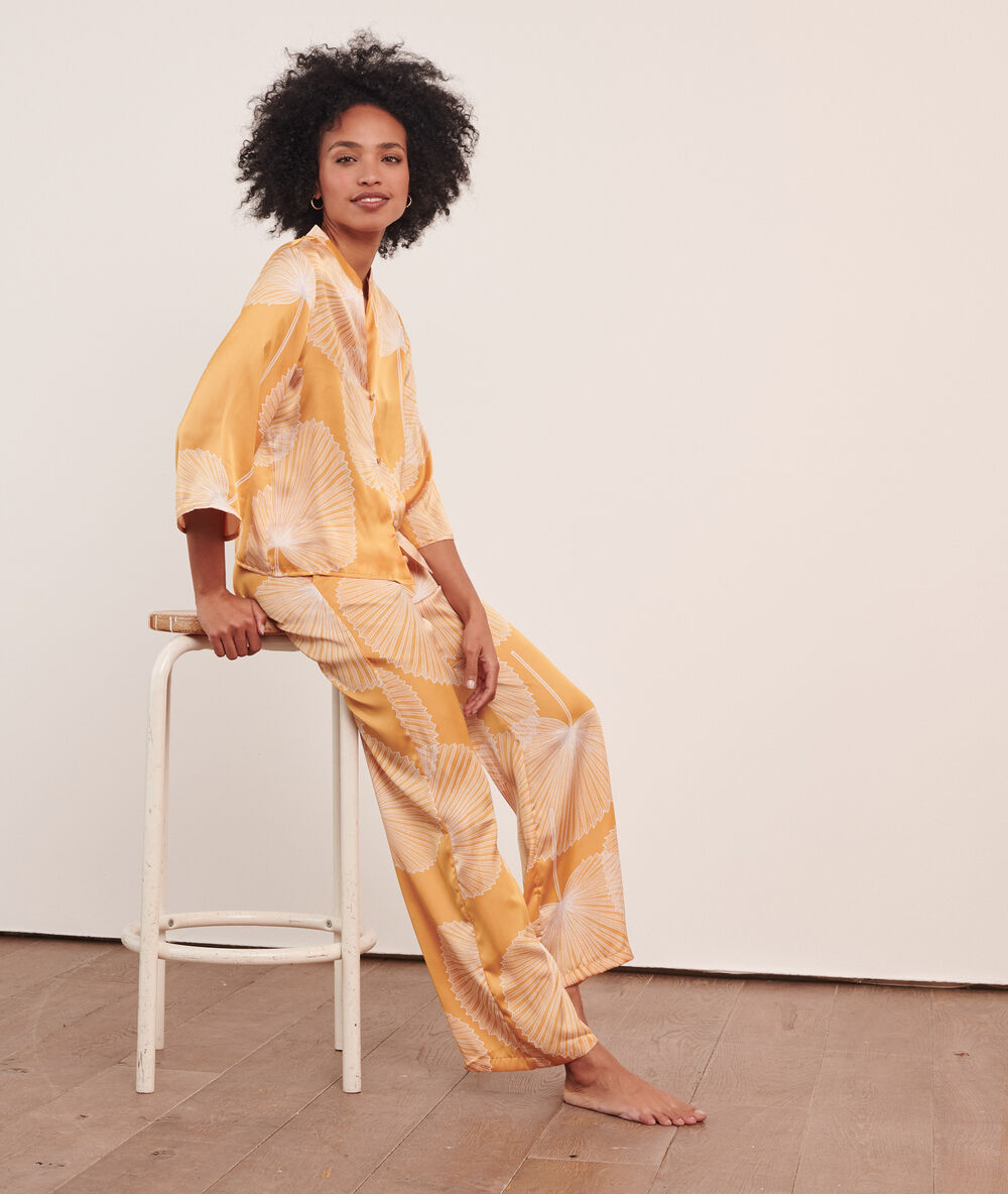 Pantalon satiné imprimé jaune vif.