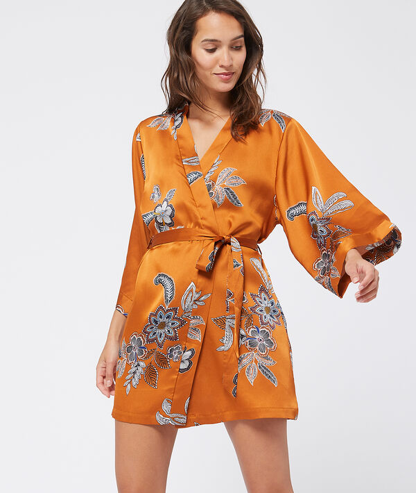 Kimono satiné imprimé moutarde.