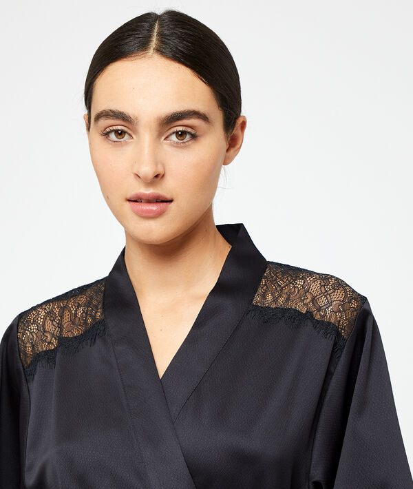 Kimono satiné épaules et dos dentelle noir.