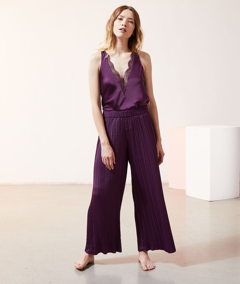 Débardeur satiné violet.
