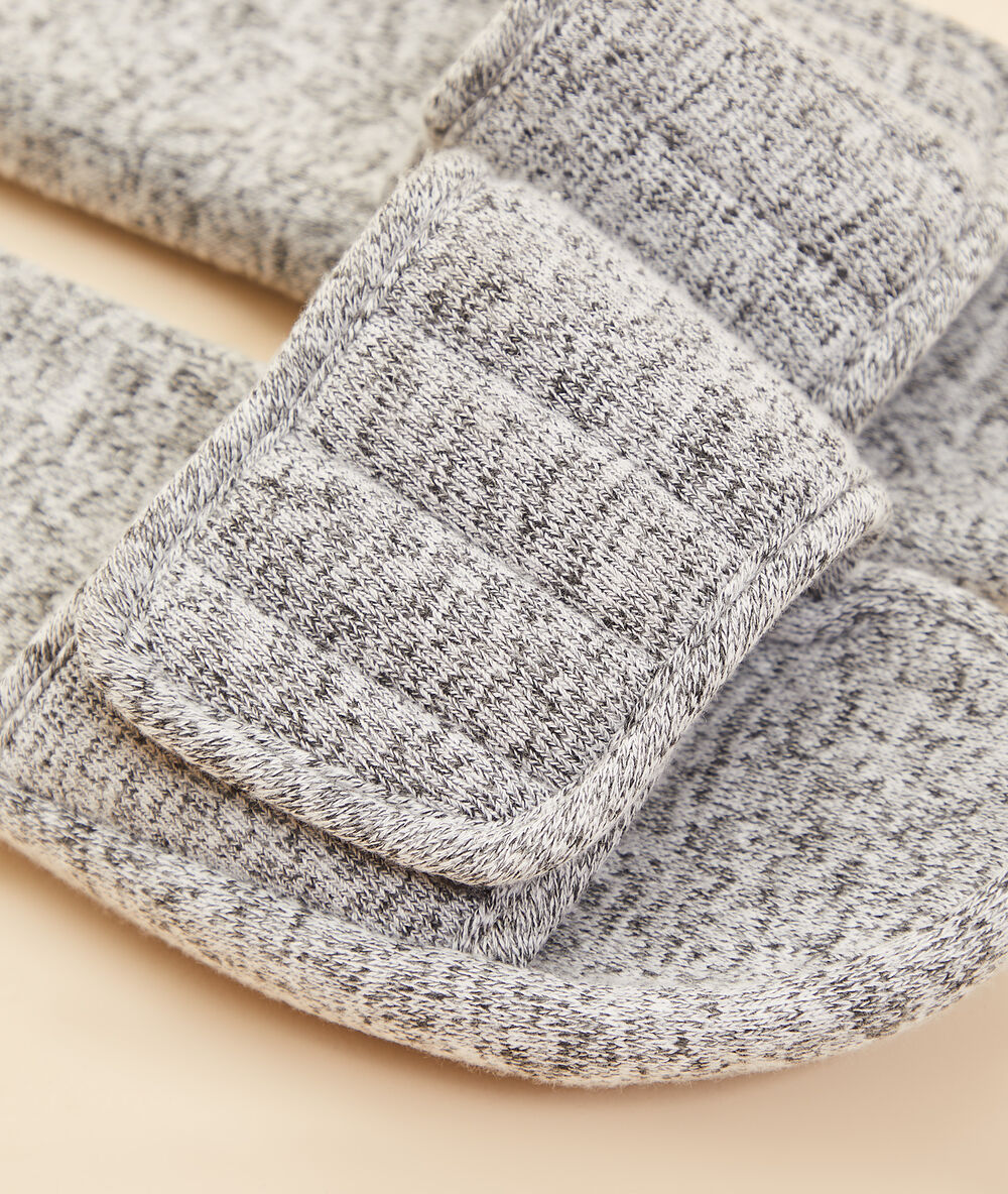 Chaussons mules ouvertes gris.