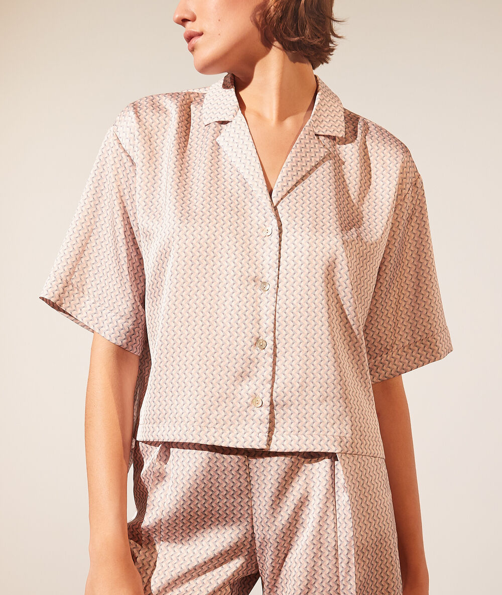 Chemise manches courtes satinée imprimée rose.